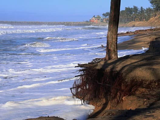 WATCH: Gale force winds batter Alkantstrand and northern beaches